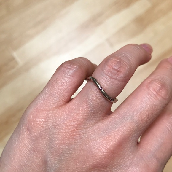 Dainty wave ring tiny ruby - Picture 3 of 3
